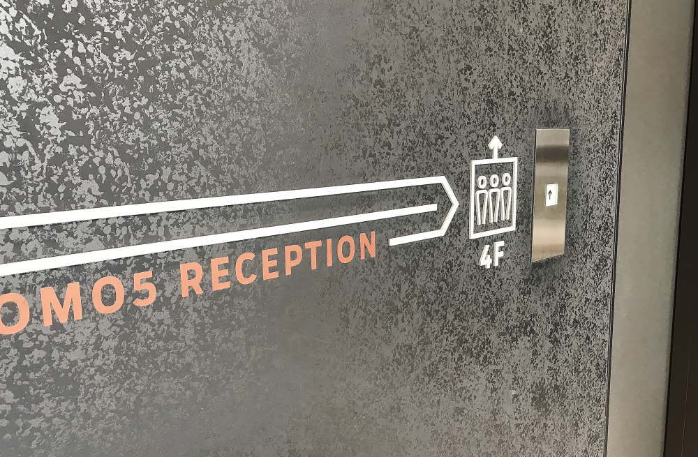OMO5 レセプションへのエレベーター