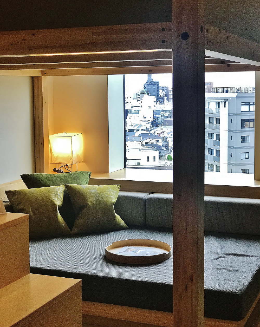 OMO5東京大塚 客室のソファーベッドと景色